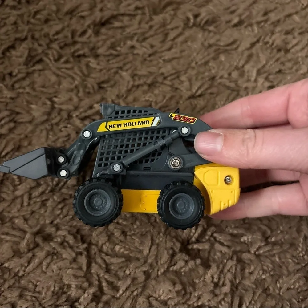 ERTL New Holland L230 Skid Steer Toy - 1:32 Scale Front Bucket